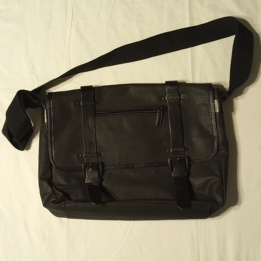 Kenneth Cole Reaction Messenger Bag